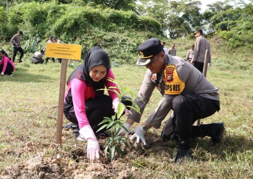 Filosofi Tunas Pohon Beri Pencerahan, Semangati Penghijauan Polres Rohil