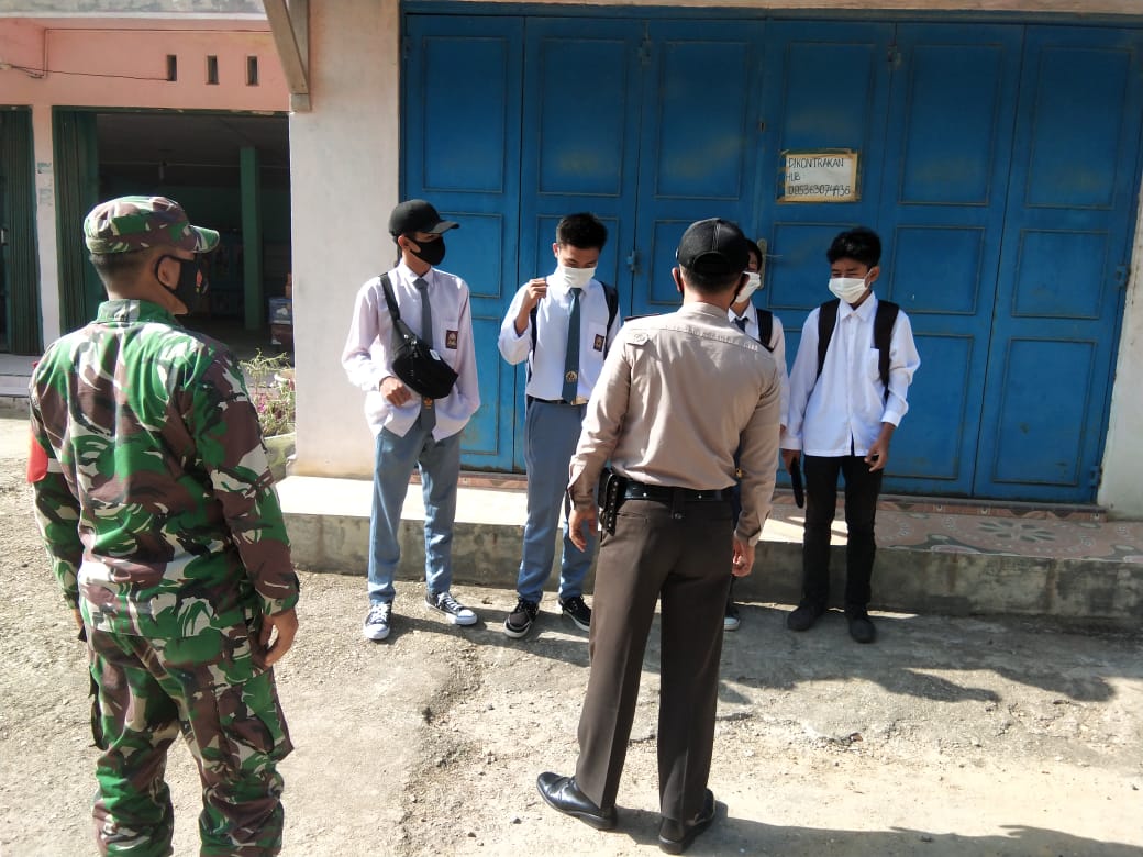 Polsek Kerumutan dan Koramil 15 KK, Terapkan Prokes Kepada Pelajar SMA N 1 Kerumutan