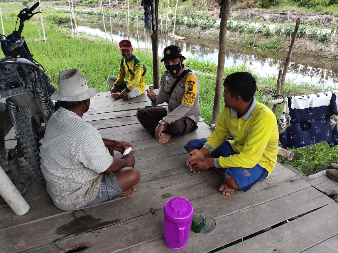 Bhabinkamtibmas Tinjau Lahan Program Jaga Kampung di Desa Kuala Panduk