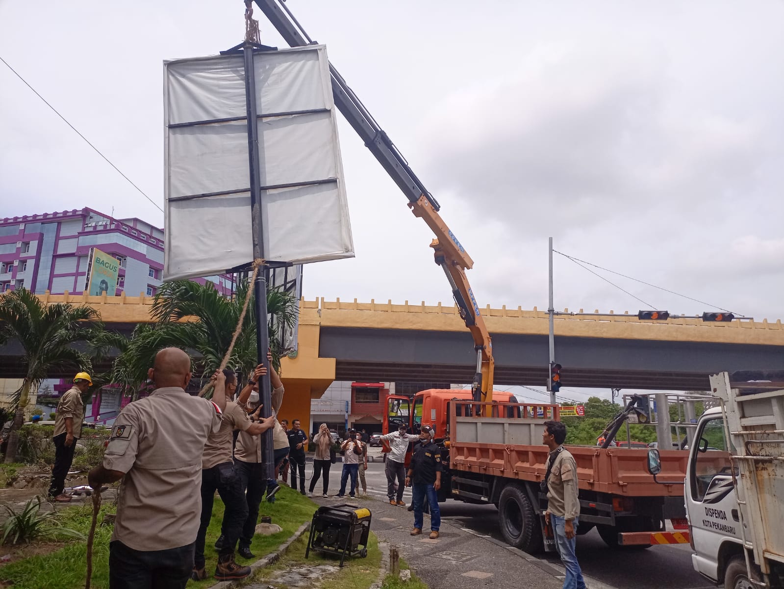 Tim Reklame Pekanbaru Bongkar Tiang Ilegal