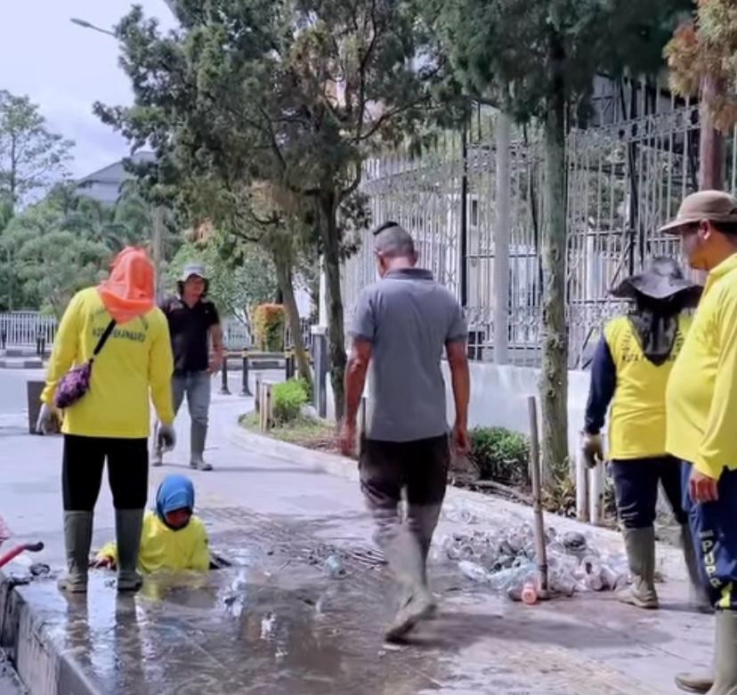 Jaga Kebersihan Saluran Air, Dinas PUPR Pekanbaru Normalisasi Drainase di Depan Kantor Gubernur Riau