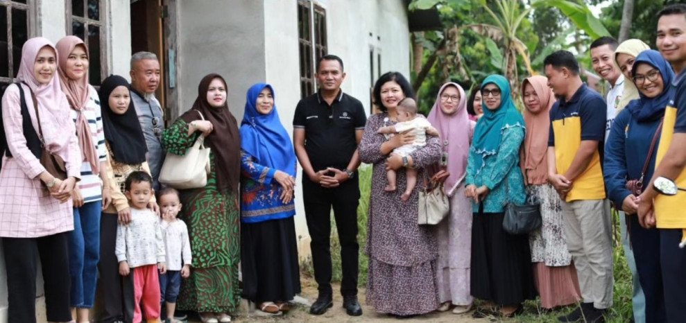 Kepala BKPSDM Pekanbaru Berikan Bantuan Asuh untuk Anak Stunting di Kelurahan Lembah Damai