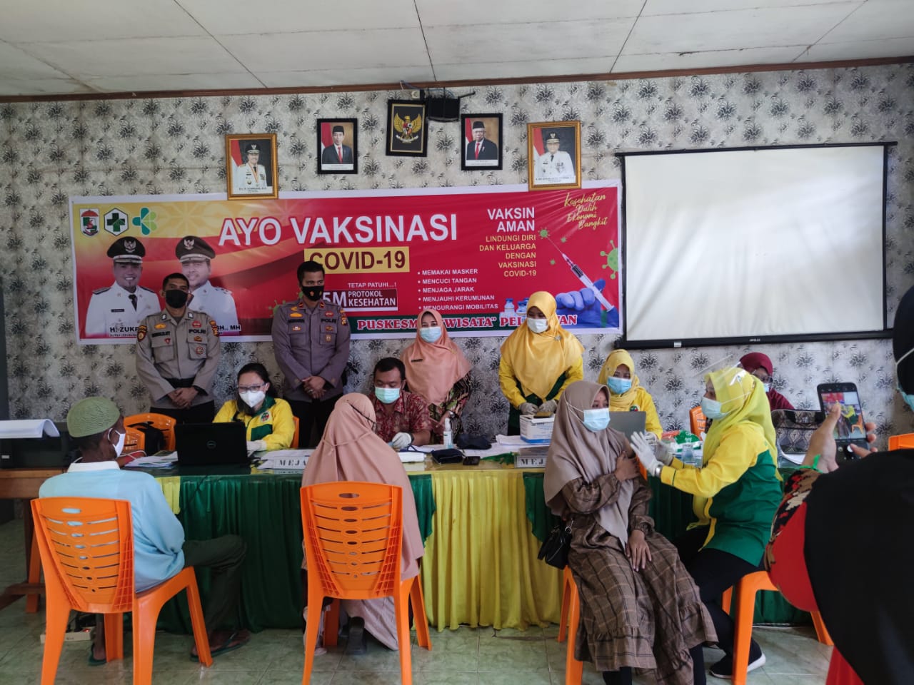 Kapolsubsektor Pelalawan Laksanakan Pengaman Vaksin Covid-19 di Wilayah Binaannya