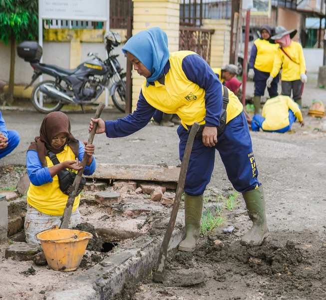 Dinas PUPR Pekanbaru Normalisasi Drainase Jalan Senapelan