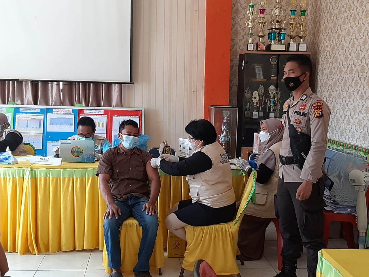 Akhir Pekan, Kapolsek Ukui Tetap Awasi Tenaga Kesehatan Laksanakan Vaksinasi