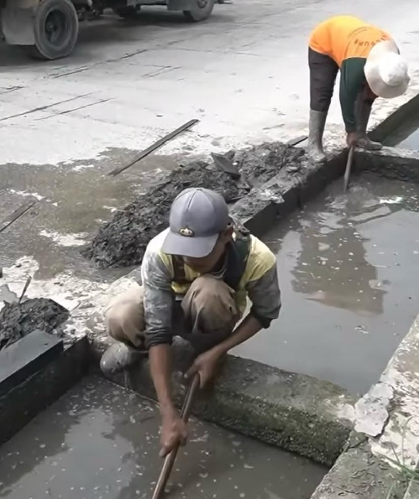 Dinas PUPR Pekanbaru Bersihkan Drainase Jalan Harapan Rumbai