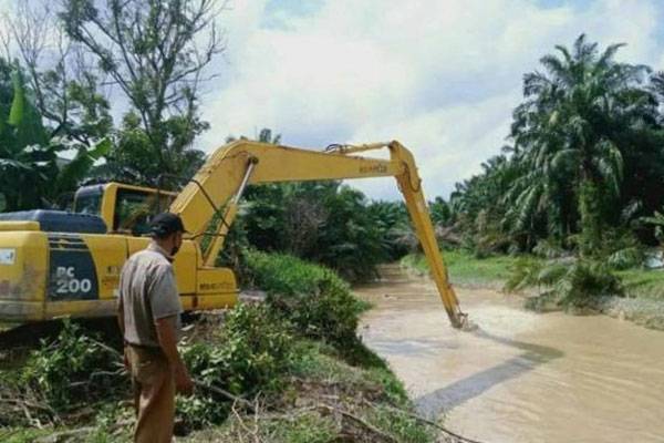 Ada Pengdangkalan, Dinas PUPR Pekanbaru Lakukan Normalisasi Anak Sungai di Jalan Putri Ayu