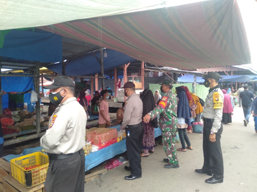 Cegah Kerumunan di Pasar, Polsek Kuala Kampar Perketat Prokes