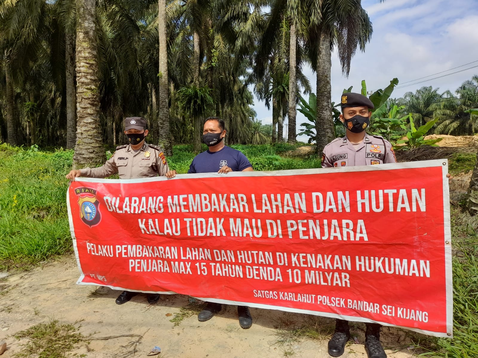Gunakan Spanduk, Personel Polsek Bandar Sei Kijang Gelar Patroli Karhutla