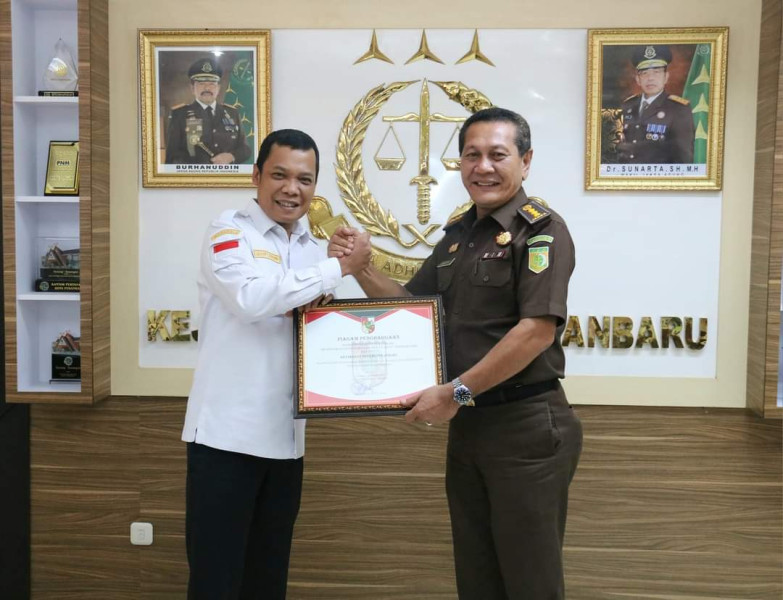 Kepala BPKAD Yulianis Dampingi Pj Wako Berikan Penghargaan kepada Kejari Pekanbaru