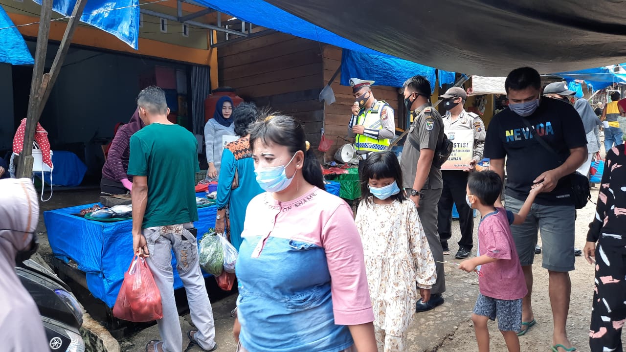 Akhir Pekan, Polsek Ukui Bersama Babinsa, Satpol PP dan Puskesmas Ukui Melaksanakan Operasi Yustisi