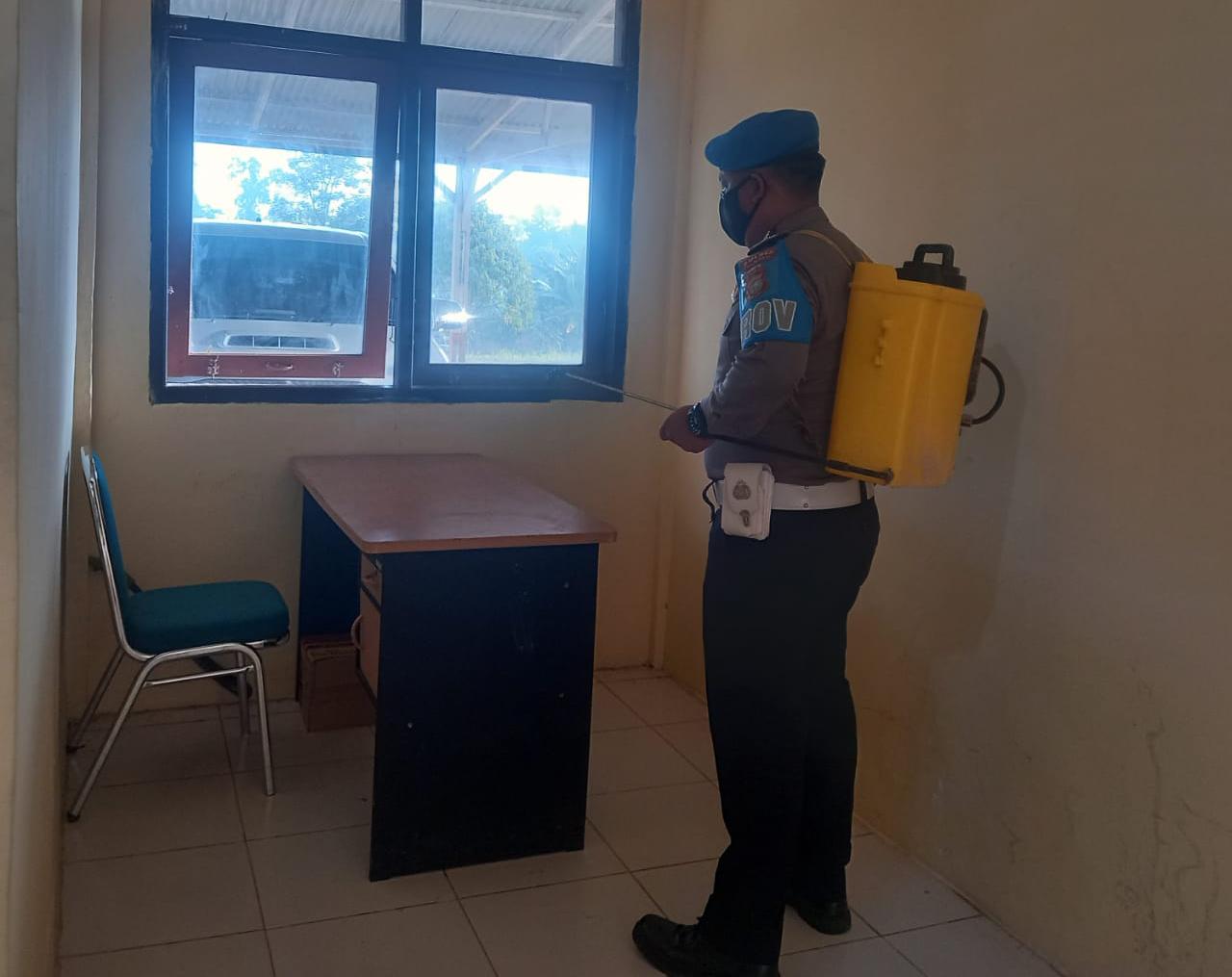Cegah Covid -19, Polsek Pangkalan Lesung Rutin Semprot Disinfektan di Mako