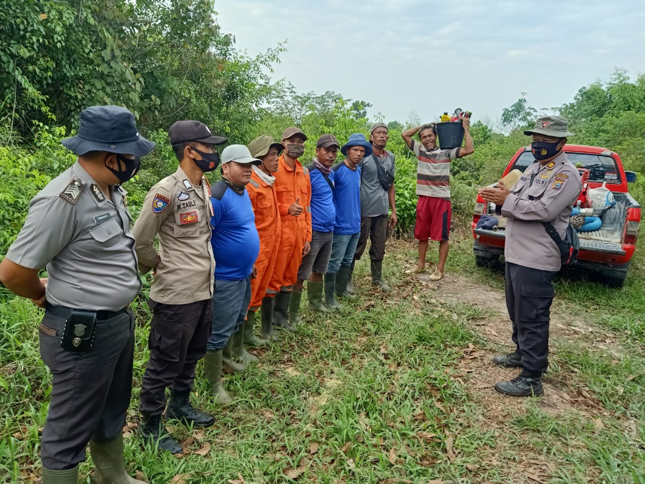 Polsek Bunut Sweeping Sisa Titik Asap di Lahan Bekas Terbakar