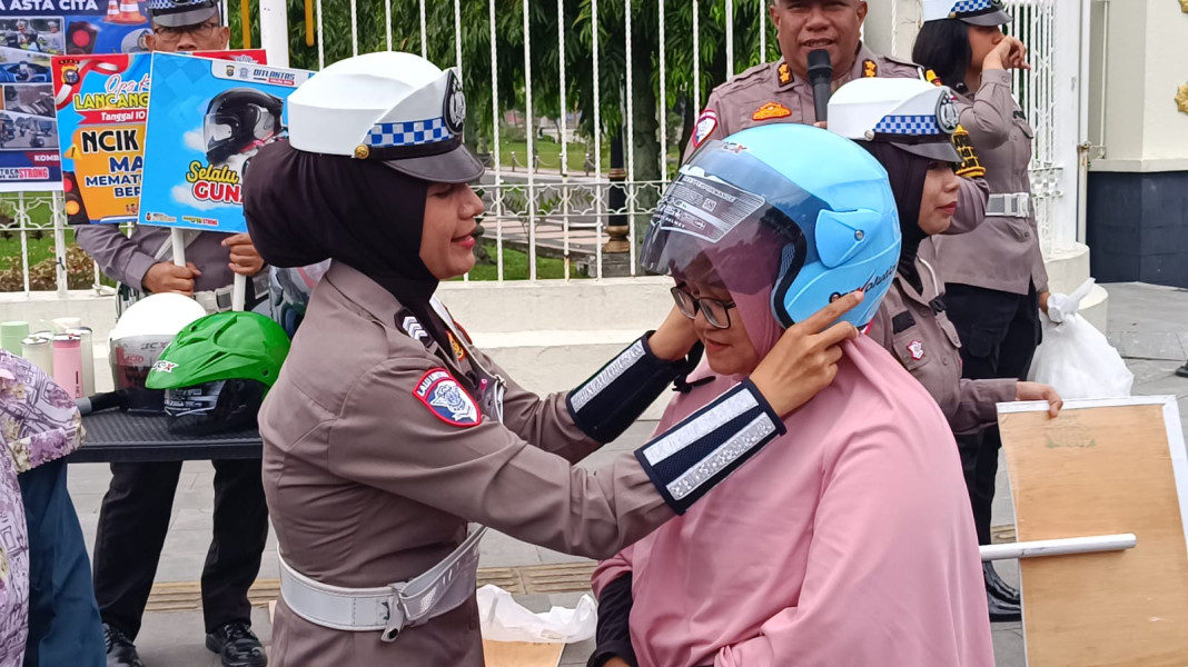 Ditlantas Polda Riau Bagikan Helm SNI untuk Dukung Keselamatan Berkendara