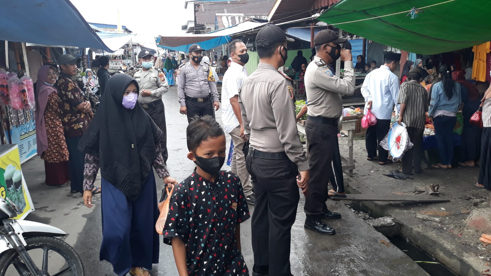 Sambangi Pasar, Kapolsek Kuala Kampar Imbau Masyarakat Patuhi Prokes