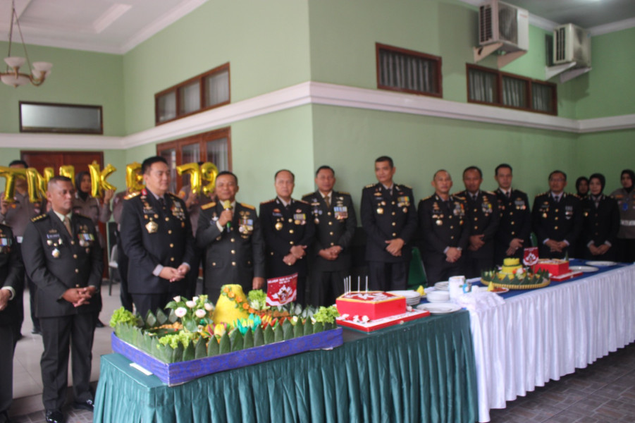 Kapolda Riau Beri Kejutan kepada Danrem 031/Wira Bima di HUT TNI ke-79