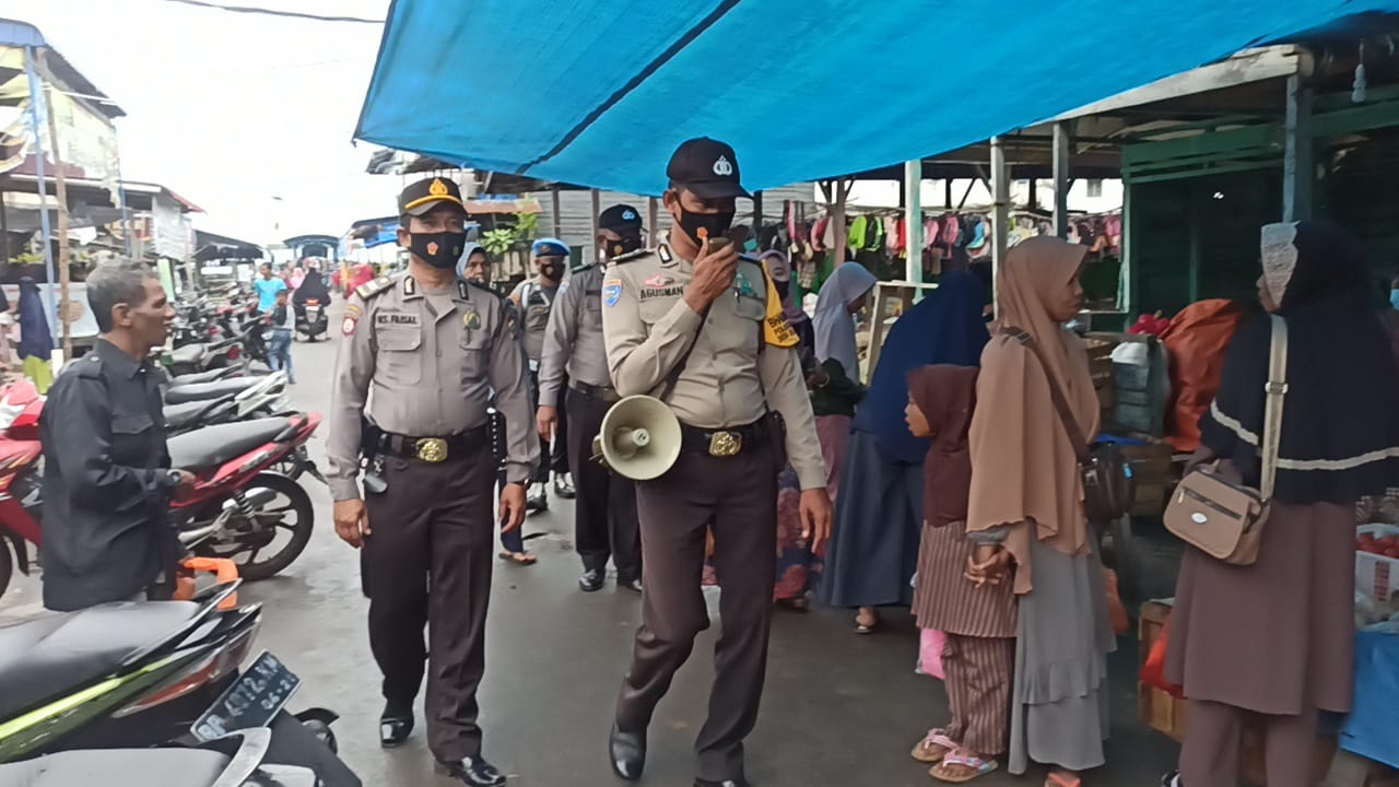 Sambangi Pasar, Polsek Kuala Kampar Imbauan Terapkan Prokes dan Ajak Masyarakat Ikuti Vaksinasi