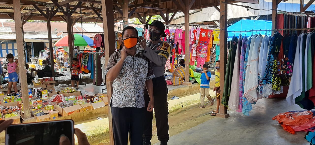 Polsek Pangkalan Lesung Bersama Pemdes Tanjung Kuyo Laksanakan Giat Pembagian Masker