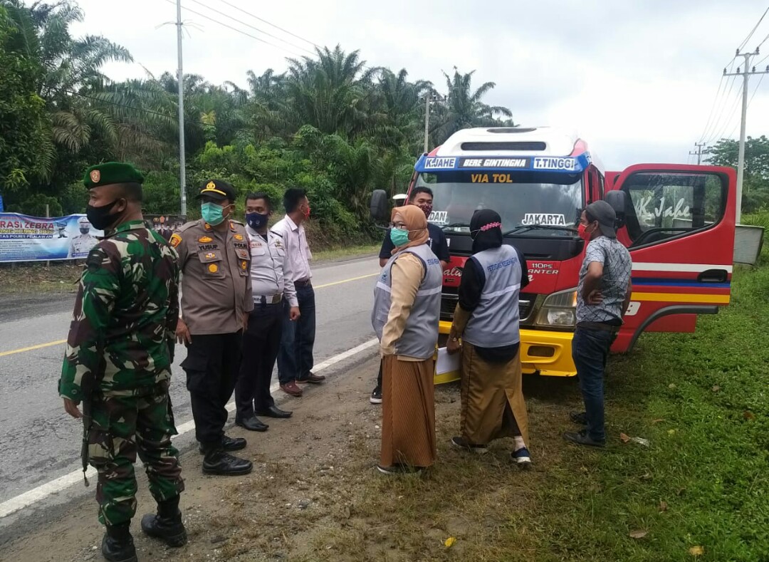 Polsek Bandar Sei Kijang Beri Sanksi Sosial Bagi Pelanggar Protokol Kesehatan