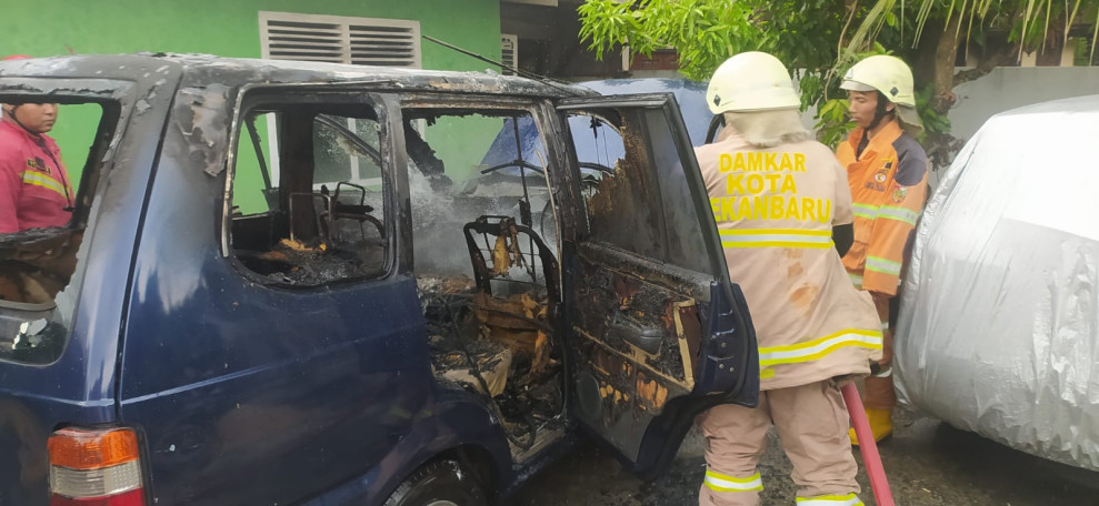 Petugas Padamkan Mobil Terbakar di Jalan Thamrin Ujung
