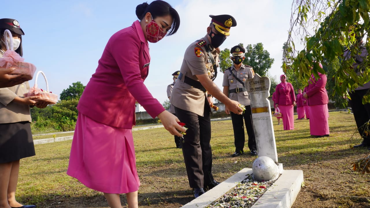 HUT ke-75 Bhayangkara, Polres Pelalawan Upacara Ziarah Makam dan Tabur Bunga