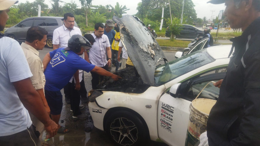 Mobil Terbakar di Simpang Jalan Sembilang, Diduga Korsleting