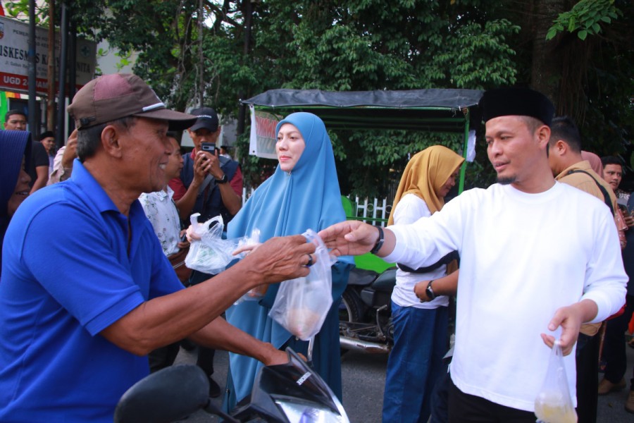 Wali Kota Pekanbaru Borong Takjil di Pasar Ramadhan Usai Gotong Royong