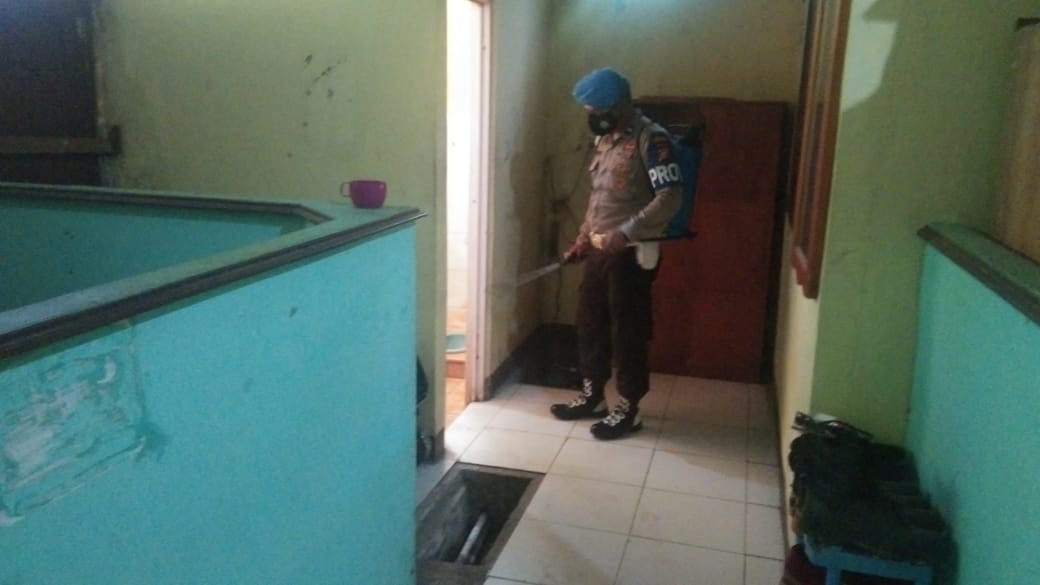 Cegah Penularan Covid-19, Mapolsek Bandar Sei Kijang Kembali Disemprotkan Disinfektan