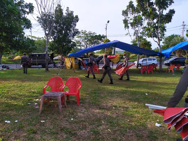 Satpol PP Pekanbaru Tertibkan Tenda Ceper di Stadion Utama Rumbai