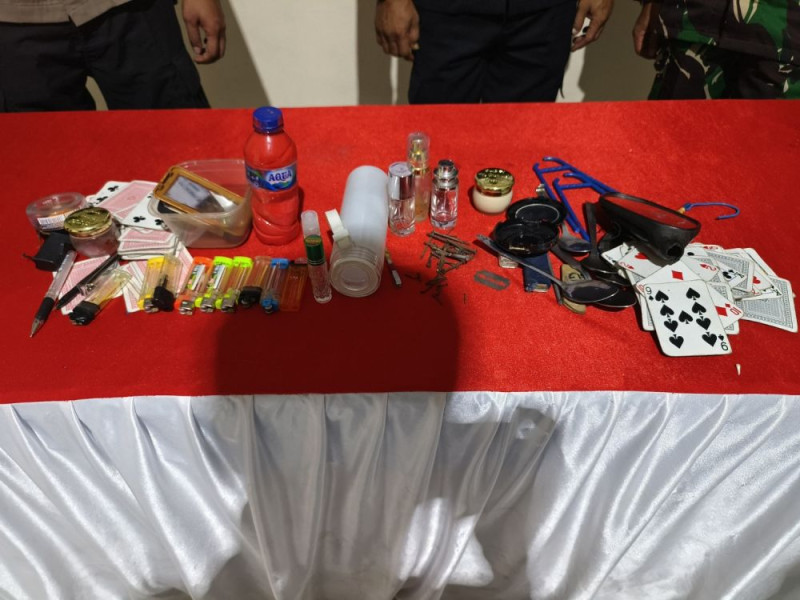 Razia Lapas Selatpanjang Usai Tarawih, Benda Terlarang Kembali Ditemukan