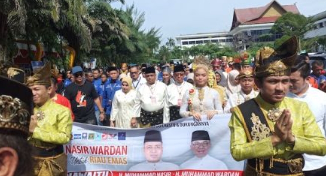Mendaftar ke KPU Riau, Nasir-Wardan Disambut dengan Kesenian Randai