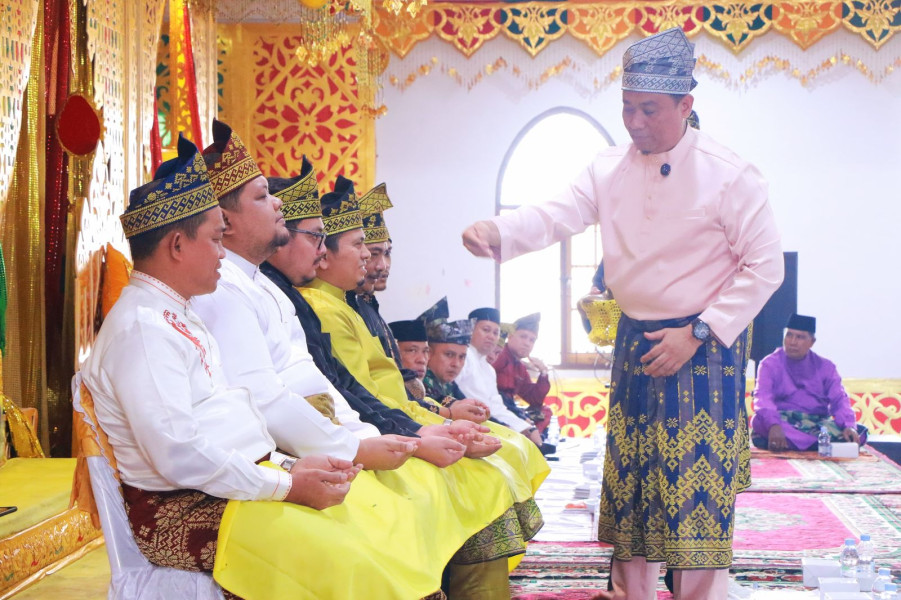 Wawako Pekanbaru Hadiri Tepuk Tepung Tawar untuk Pimpinan DPRD