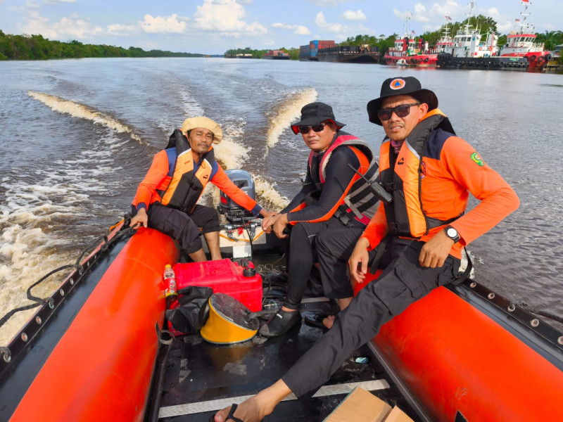 Tim SAR Cari ABK Malaysia yang Terjatuh dari Kapal di Perairan Siak