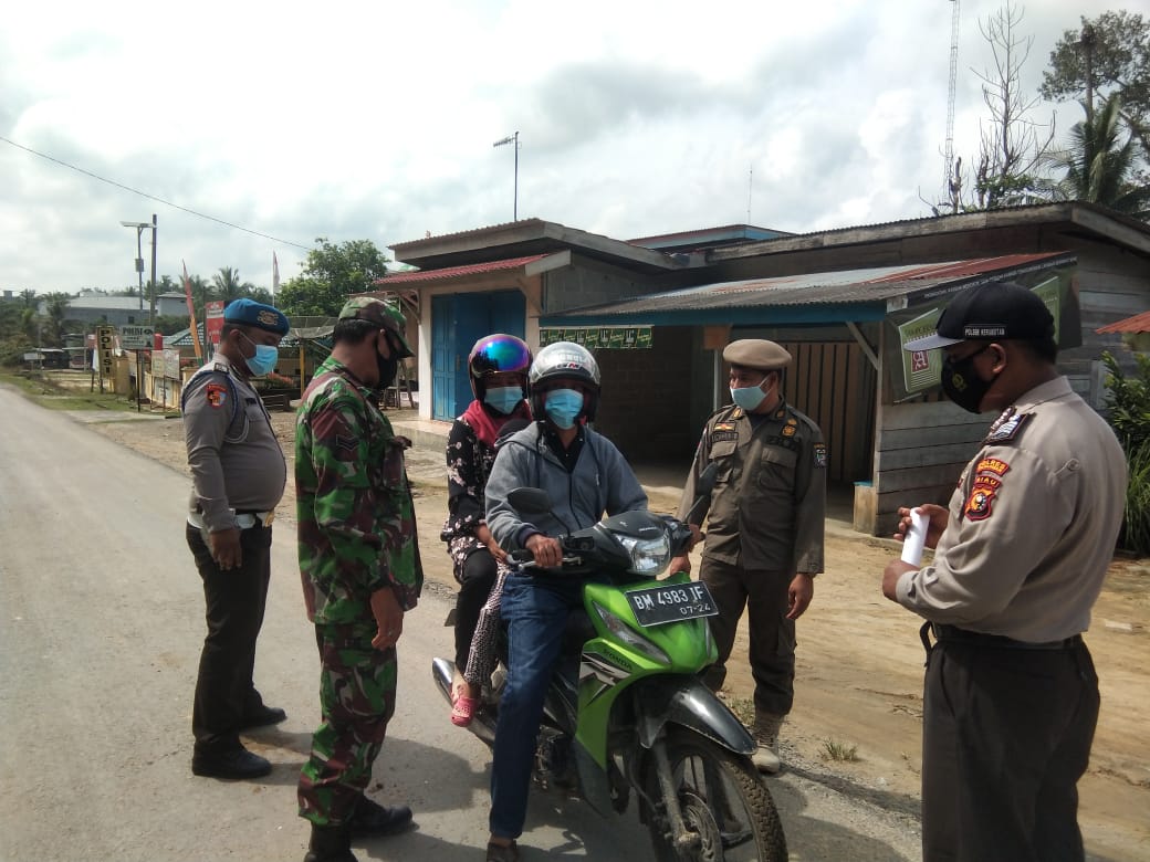 Begini Ketegasan Polsek Kerumutan dalam Menekan Penyebaran Covid-19