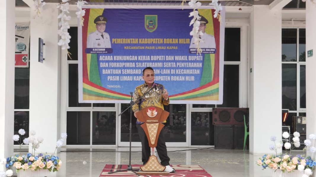 Kunjungan Kerja ke Pasir Limau Kapas, Bupati Rohil Serahkan Berbagai Bantuan untuk Masyarakat