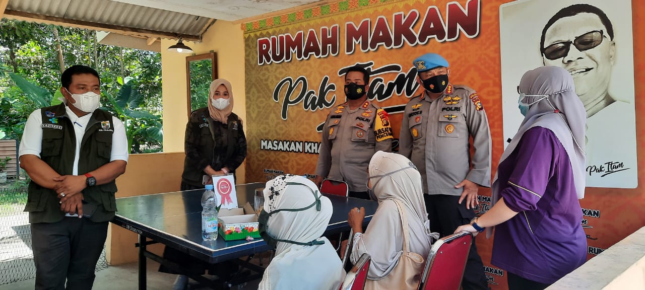 Polsek Pangkalan Kerinci Awasi Giat Vaksinasi di Rumah Makan Pak Itam Terusan Baru