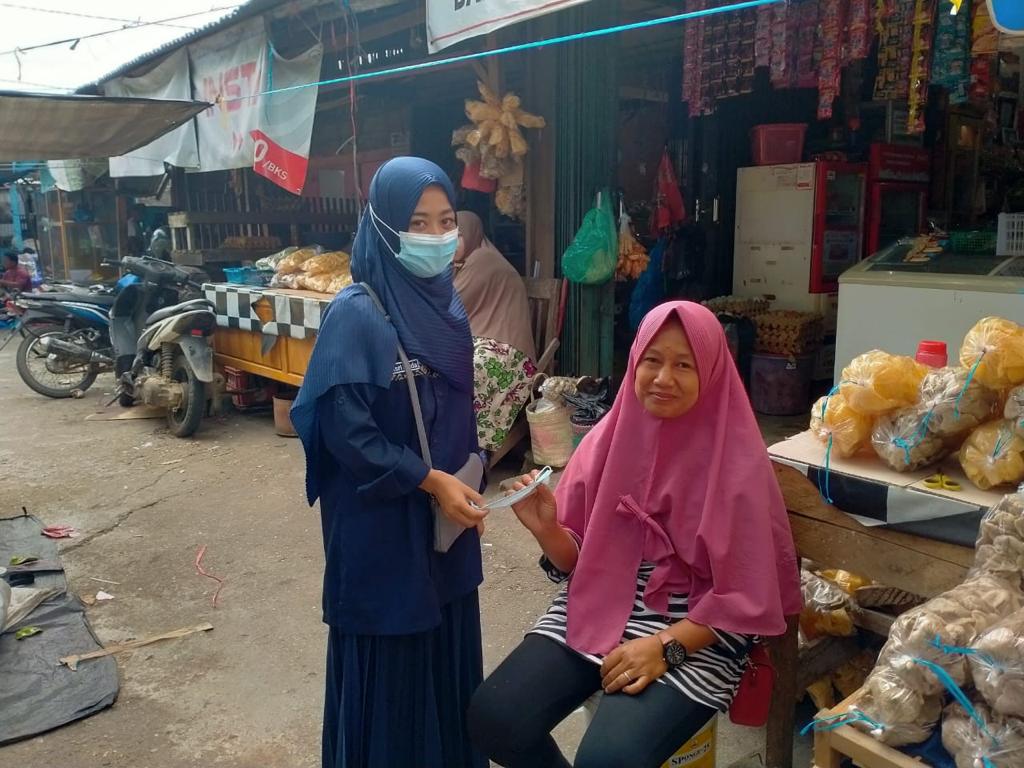 Mahasiswa Kukerta Unri Desa Pasar Baru Pangean Bagikan Masker Gratis kepada Masyarakat