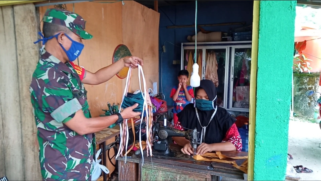 Babinsa Koramil Tandun Ajak Paratur Desa Buat Masker Gratis untuk Masyarakat