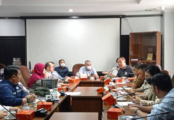 Komisi IV DPRD Pekanbaru Hearing dengan DLHK dan Dua Perusahaan Pengangkut Sampah