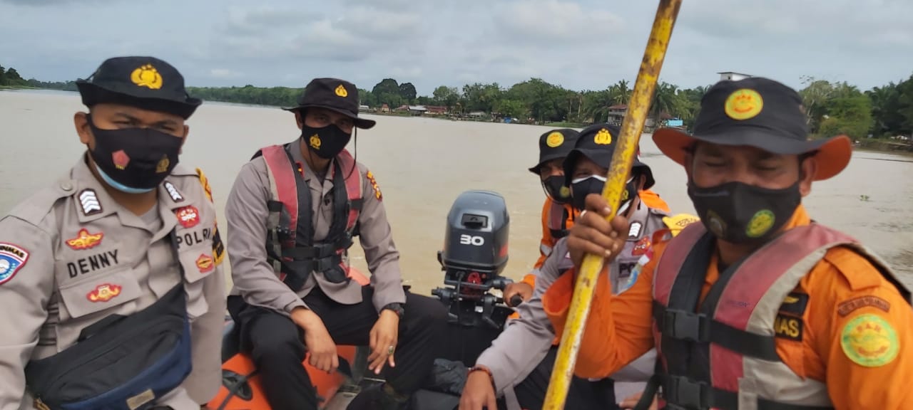 Polsubsektor Pelalawan Bersama Tim Lakukan Pencarian Orang Tenggelam