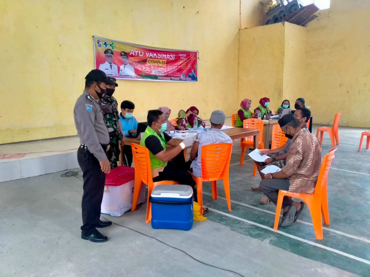 Gencarkan Vaksinasi di Wilkum, Polsubsektor Pelalawan Lakukan Pengamanan di Desa