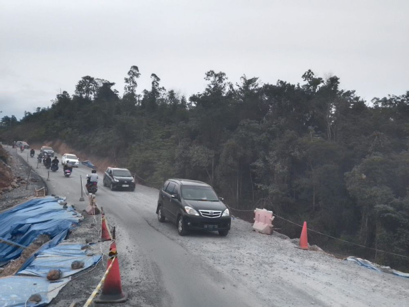 Jalan Lintas Riau-Sumbar Km 106-107 Kembali Diperbaiki, Arus Lalu Lintas Buka Tutup