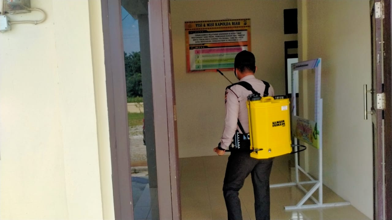 Kantor Polsubsektor Pelalawan Disemprot Disinfektan