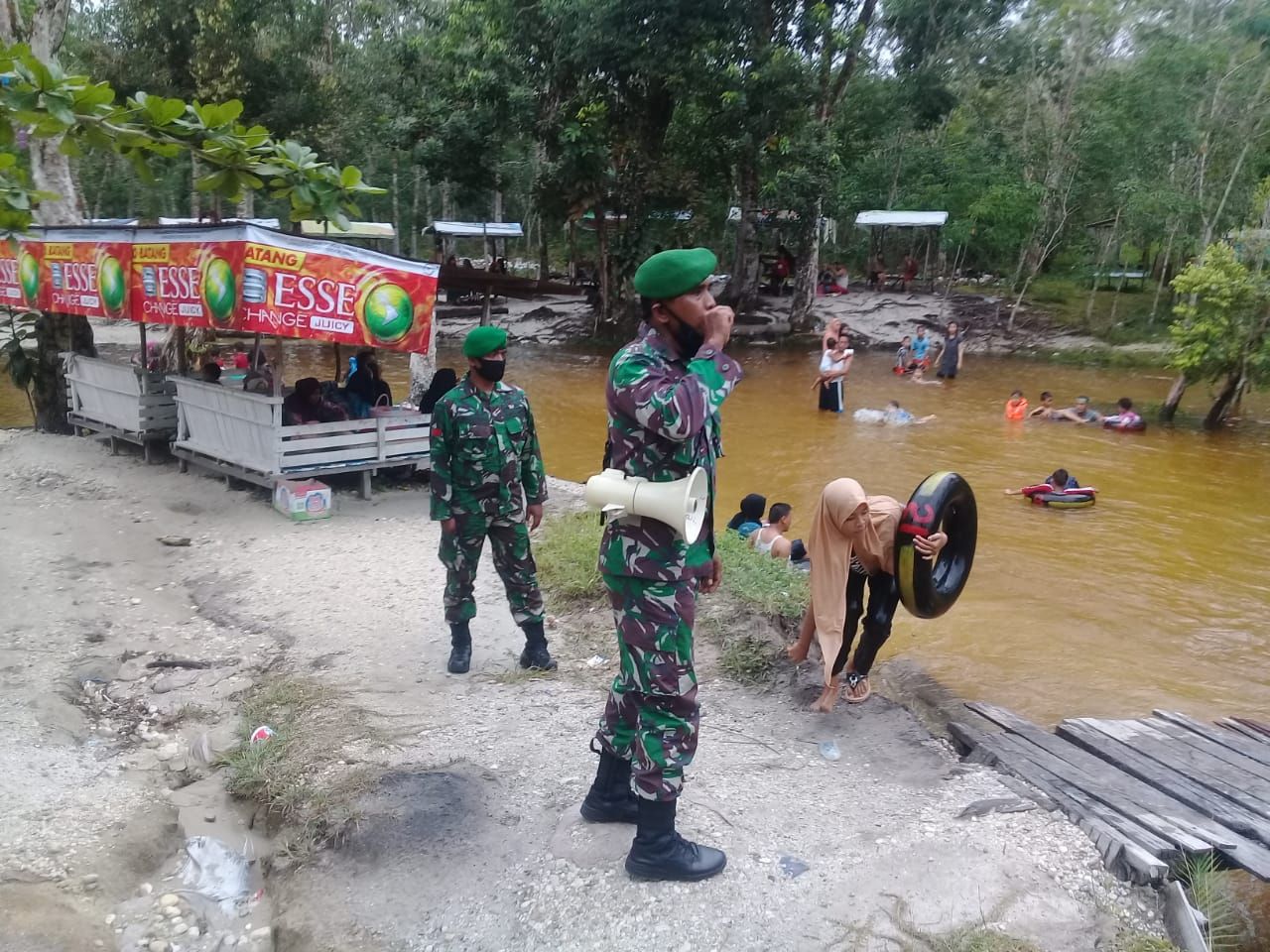 Cegah Penularan Covid-19, Koramil 01/BKN Imbau Pengunjung Wisata Sungai Hijau Gunakan Masker