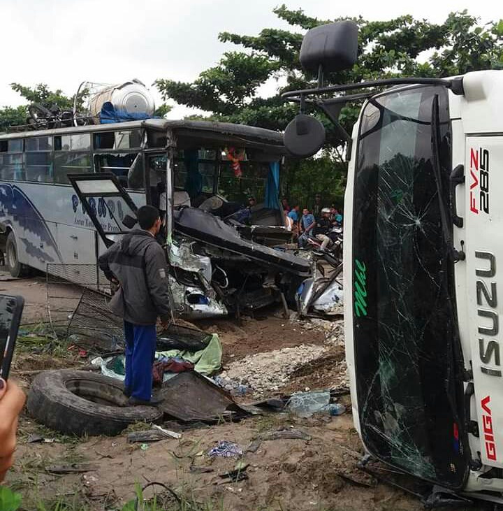 Tabrakan Bus dan Fuso di Rumbai, 12 Orang Luka-luka