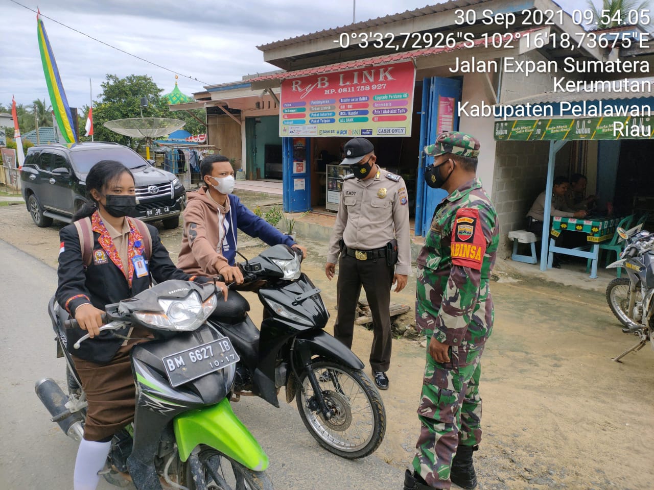 Polsek Kerumutan dan TNI Sosialisasikan Prokes