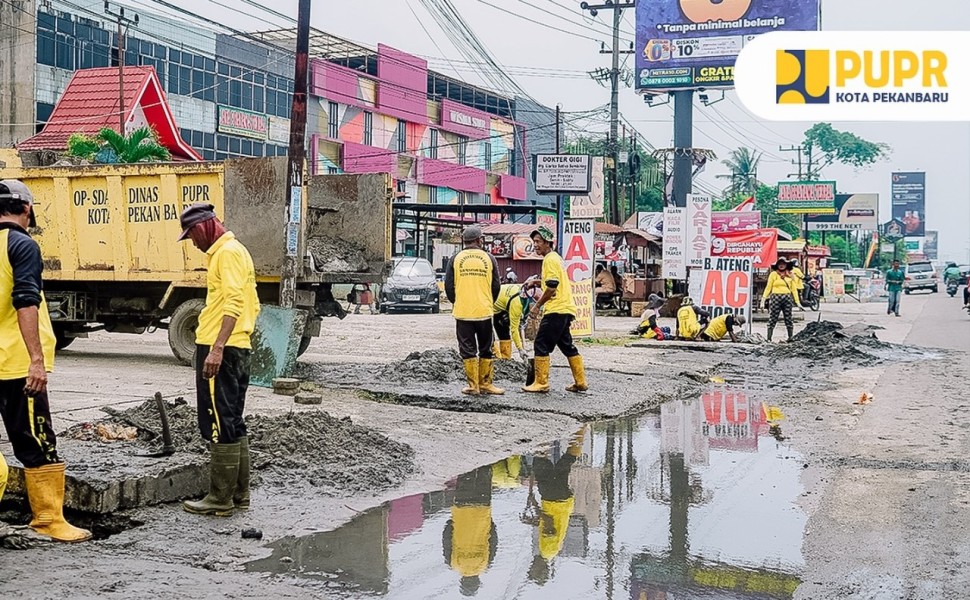 Mencegah Banjir, Tim Gabungan OP SDA Laksanakan Normalisasi Drainase di Jalan HR Soebrantas