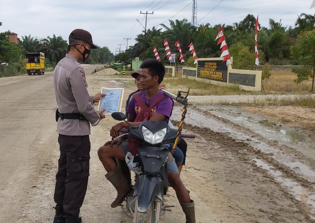 Cegah Karhutla, Personel Polsubsektor Pelalawan Sebar Maklumat Kapolda Riau di Wilkum