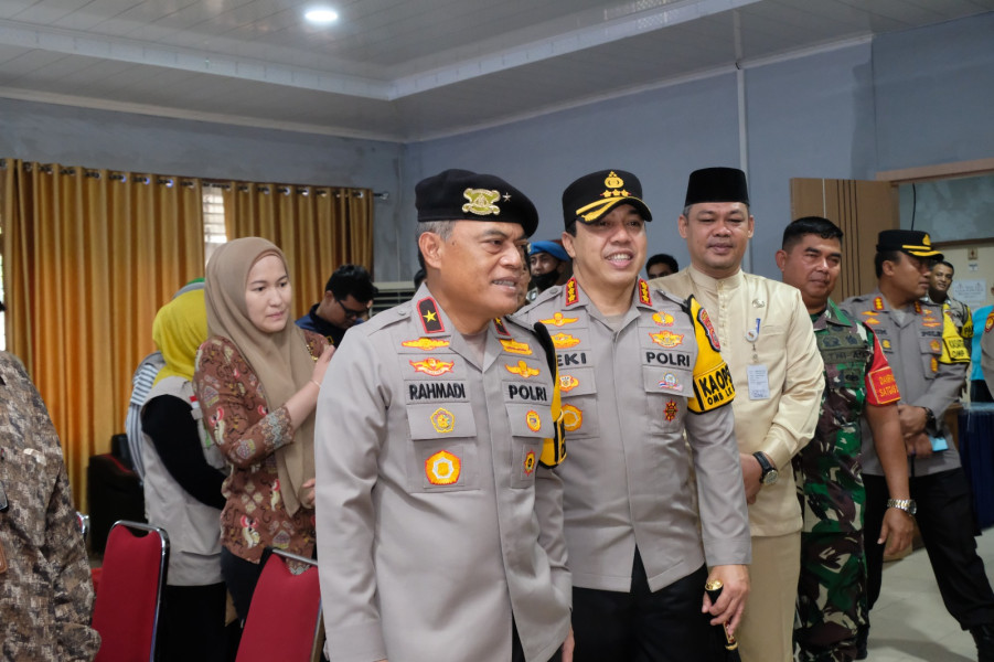 Tinjau Kantor Camat di Pekanbaru, Wakapolda Riau Pastikan Suara Masyarakat Tiba di PPK dengan Pengamanan Maksimal