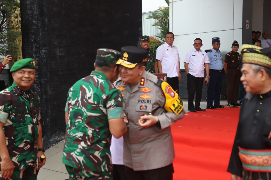Kapolda Riau Irjen Iqbal Sambut Kedatangan Pangdam I/BB Mayjen TNI Rio Firdianto